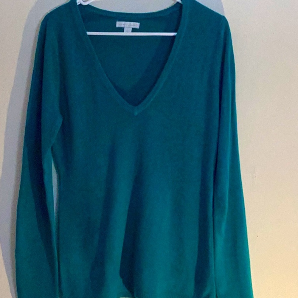 Green V-neck sweater made by New York & Company size small